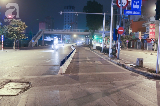 Trong đêm, Hà Nội lắp xong giải đoạn phân cách ngăn làn đường riêng cho xe bus nhanh BRT - Ảnh 5.