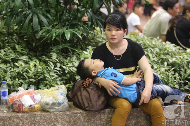 Chùm ảnh: Giữa đêm sân bay Tân Sơn Nhất vẫn đông nghẹt, trẻ ngủ thiếp trên tay mẹ - Ảnh 2.