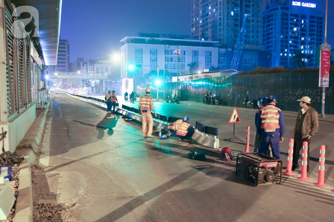 Trong đêm, Hà Nội lắp xong giải đoạn phân cách ngăn làn đường riêng cho xe bus nhanh BRT - Ảnh 2.