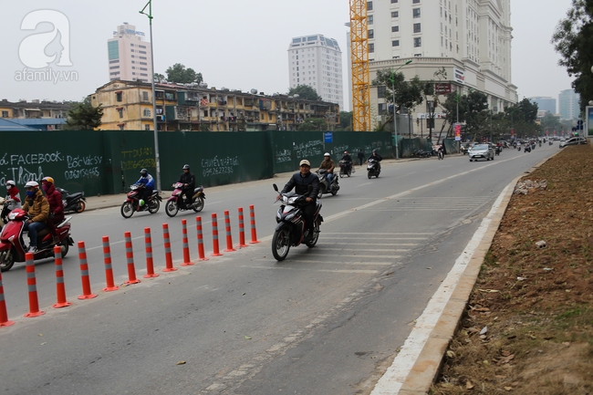 Trong đêm, Hà Nội lắp xong giải đoạn phân cách ngăn làn đường riêng cho xe bus nhanh BRT - Ảnh 8.