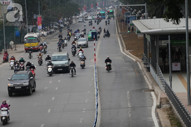 Trong đêm, Hà Nội lắp xong giải đoạn phân cách ngăn làn đường riêng cho xe bus nhanh BRT - Ảnh 7.