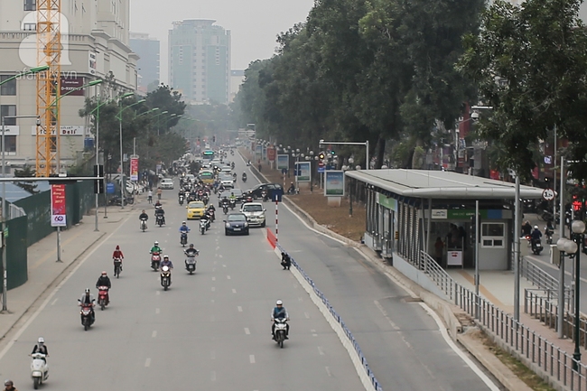 Trong đêm, Hà Nội lắp xong giải đoạn phân cách ngăn làn đường riêng cho xe bus nhanh BRT - Ảnh 6.