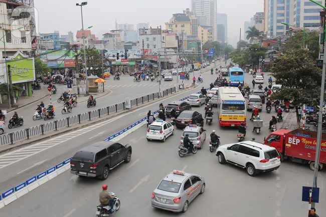 Trong đêm, Hà Nội lắp xong giải đoạn phân cách ngăn làn đường riêng cho xe bus nhanh BRT - Ảnh 9.