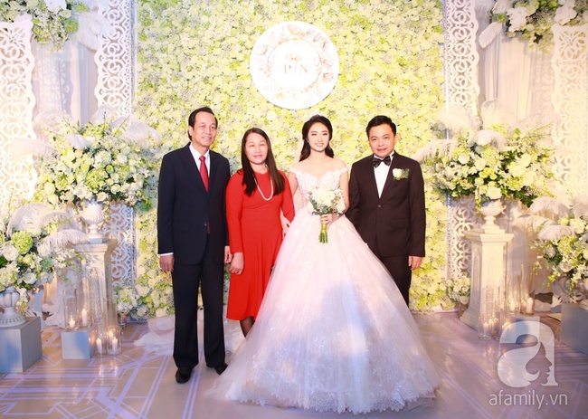 Choáng ngợp trước tiệc cưới 1000 khách mời của Hoa hậu Thu Ngân - Ảnh 2.