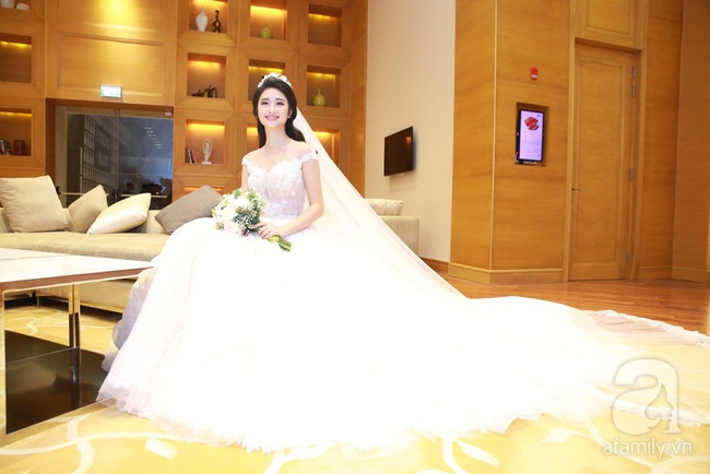 Choáng ngợp trước tiệc cưới 1000 khách mời của Hoa hậu Thu Ngân - Ảnh 1.