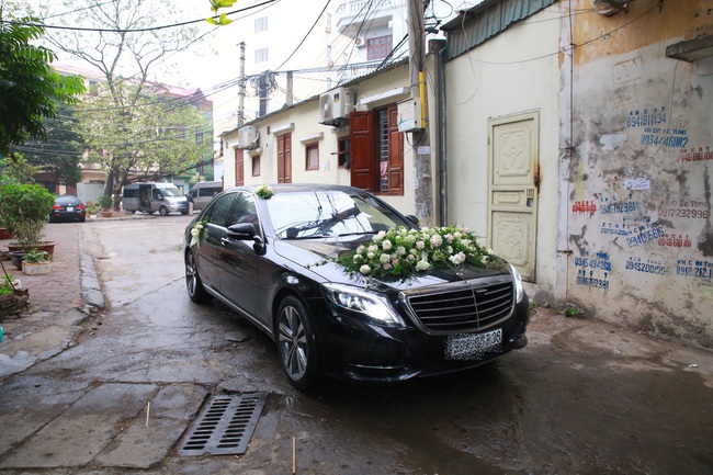 Chồng Á hậu Hoàng Anh che ô giấu danh tính khi đi xe sang tới đón dâu - Ảnh 1.