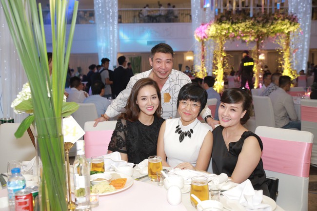 Công Lý cười tươi bên cạnh cả tình mới lẫn vợ cũ tại đám cưới MC Thành Trung - Ảnh 2.