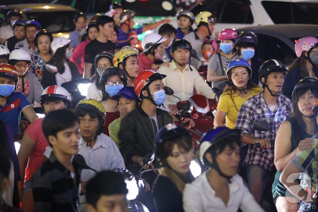 Sài Gòn ngày cận Tết kẹt xe bất chấp giờ giấc, người dân sợ hãi khi ra đường - Ảnh 5.