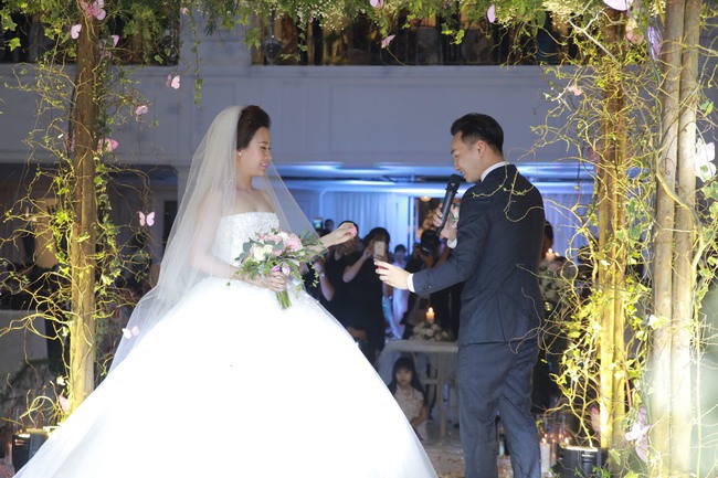 MC Thành Trung và vợ hotgirl kí kết hợp đồng hôn nhân trước sự làm chứng của Xuân Bắc và Tự Long - Ảnh 8.