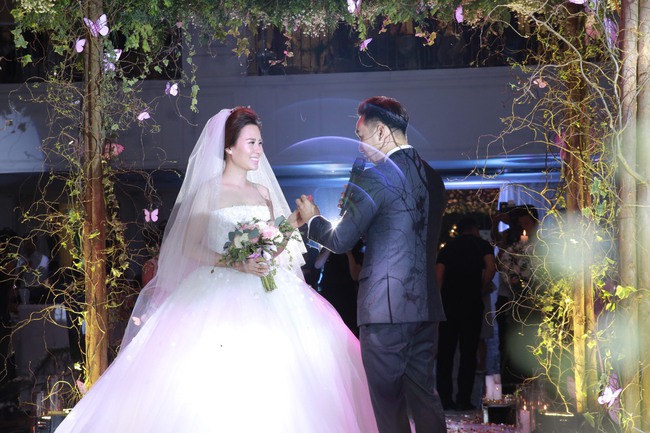 MC Thành Trung và vợ hotgirl kí kết hợp đồng hôn nhân trước sự làm chứng của Xuân Bắc và Tự Long - Ảnh 7.