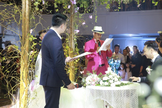 MC Thành Trung và vợ hotgirl kí kết hợp đồng hôn nhân trước sự làm chứng của Xuân Bắc và Tự Long - Ảnh 2.