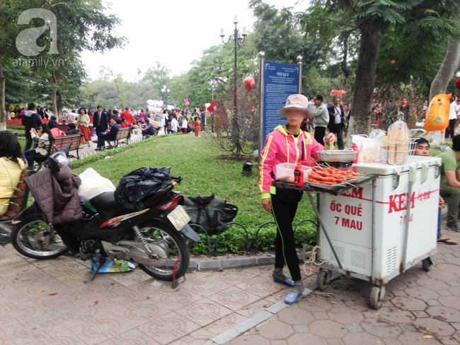 Hà Nội: Hàng rong hiên ngang bán hàng ngay phố đi bộ trong những ngày Tết - Ảnh 3.