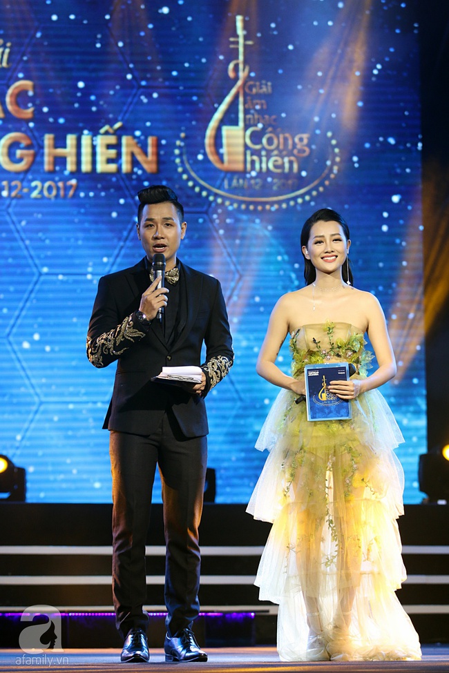 Vượt mặt đàn chị Hà Hồ, Noo Phước Thịnh xúc động nhận giải Ca sĩ của năm - Ảnh 5.