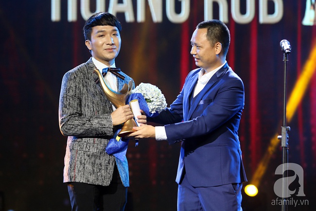 Vượt mặt đàn chị Hà Hồ, Noo Phước Thịnh xúc động nhận giải Ca sĩ của năm - Ảnh 7.