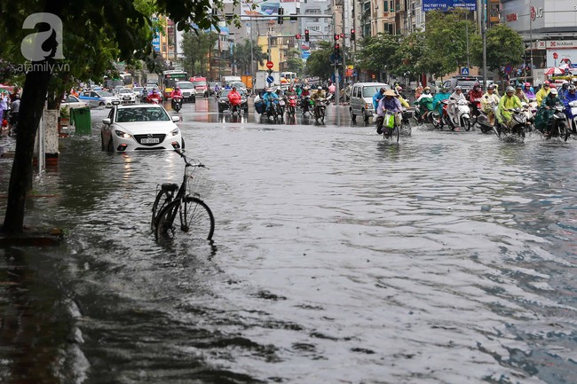 Hà Nội: Một số con đường ngập sau cơn mưa bất thường kéo dài 1 tiếng - Ảnh 1.