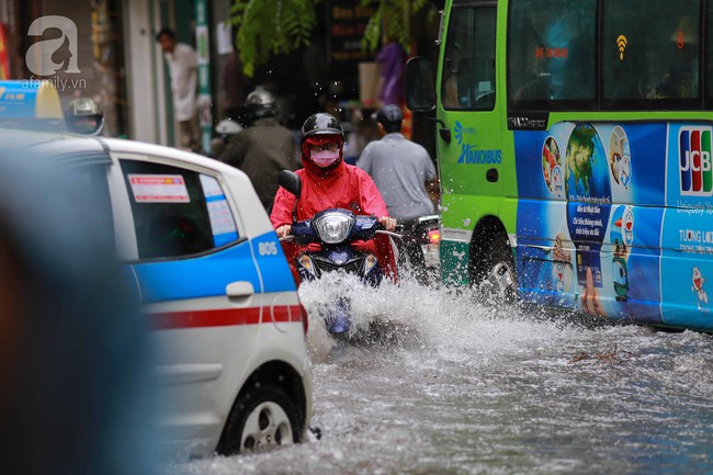 Hà Nội: Một số con đường ngập sau cơn mưa bất thường kéo dài 1 tiếng - Ảnh 3.
