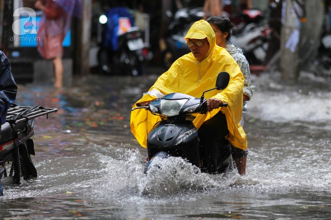 Hà Nội: Một số con đường ngập sau cơn mưa bất thường kéo dài 1 tiếng - Ảnh 5.