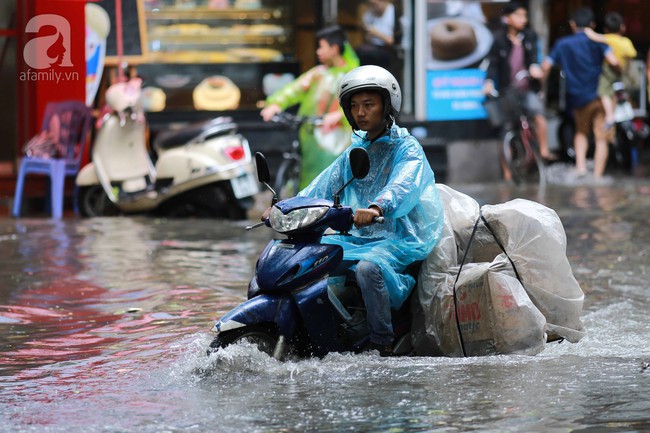 Hà Nội: Một số con đường ngập sau cơn mưa bất thường kéo dài 1 tiếng - Ảnh 6.