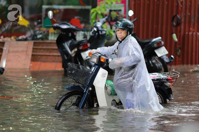 Hà Nội: Một số con đường ngập sau cơn mưa bất thường kéo dài 1 tiếng - Ảnh 4.