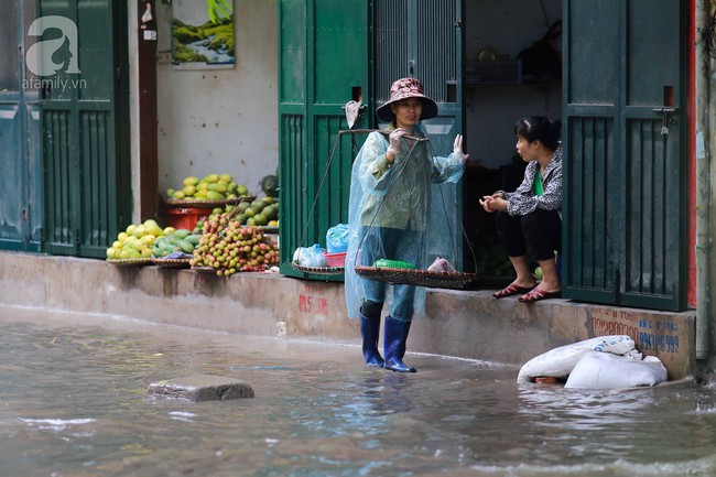 Hà Nội: Một số con đường ngập sau cơn mưa bất thường kéo dài 1 tiếng - Ảnh 2.