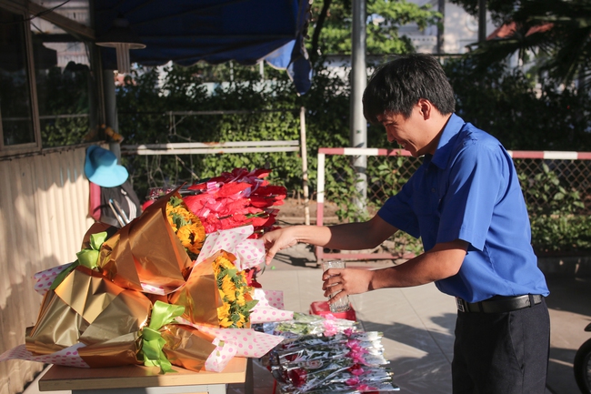 Ngày 8/3 ở Sài Gòn: Chị em đi xe buýt là được tặng hoa và cả những nụ cười dễ thương thế này - Ảnh 1.