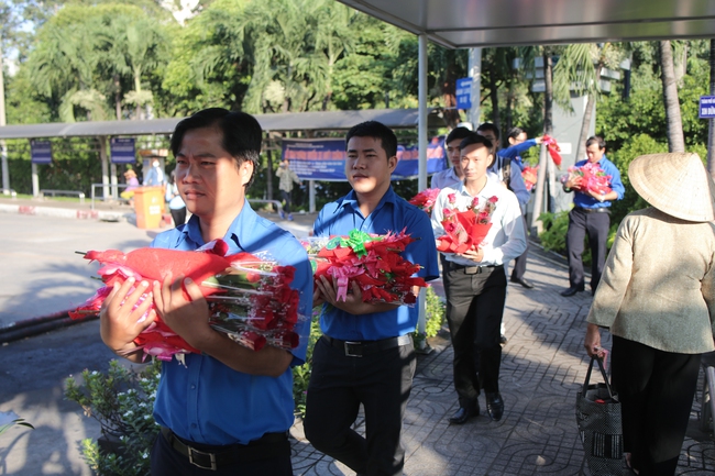 Ngày 8/3 ở Sài Gòn: Chị em đi xe buýt là được tặng hoa và cả những nụ cười dễ thương thế này - Ảnh 3.