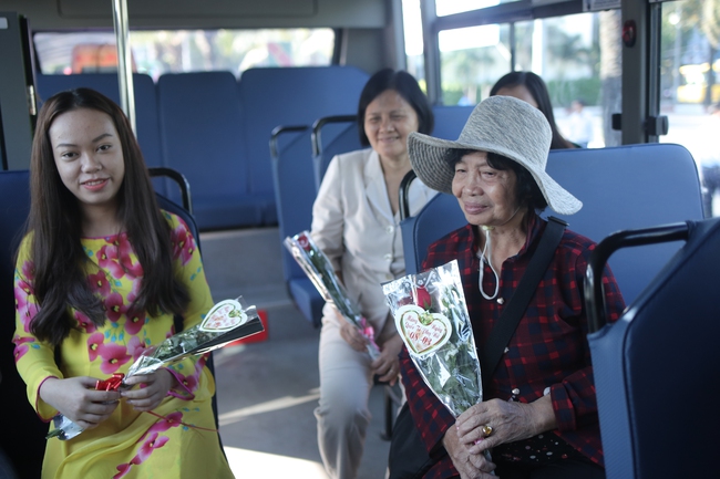 Ngày 8/3 ở Sài Gòn: Chị em đi xe buýt là được tặng hoa và cả những nụ cười dễ thương thế này - Ảnh 6.