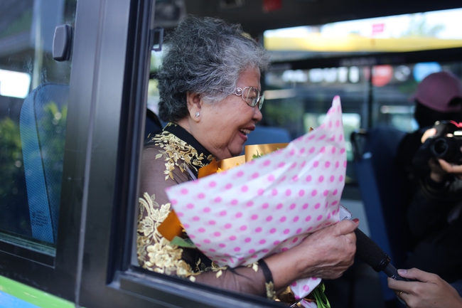Ngày 8/3 ở Sài Gòn: Chị em đi xe buýt là được tặng hoa và cả những nụ cười dễ thương thế này - Ảnh 7.