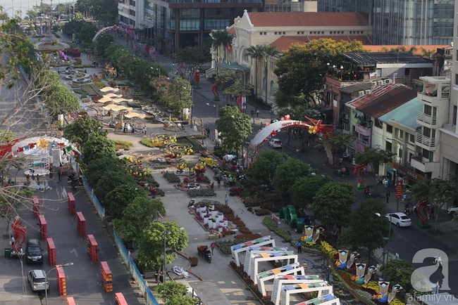 Ngắm đường hoa Nguyễn Huệ rực rỡ trước ngày khai mạc - Ảnh 2.