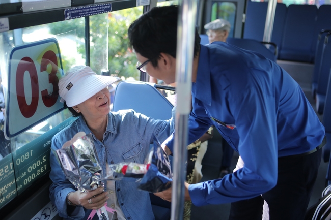 Ngày 8/3 ở Sài Gòn: Chị em đi xe buýt là được tặng hoa và cả những nụ cười dễ thương thế này - Ảnh 8.