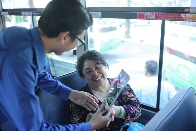 Ngày 8/3 ở Sài Gòn: Chị em đi xe buýt là được tặng hoa và cả những nụ cười dễ thương thế này - Ảnh 9.