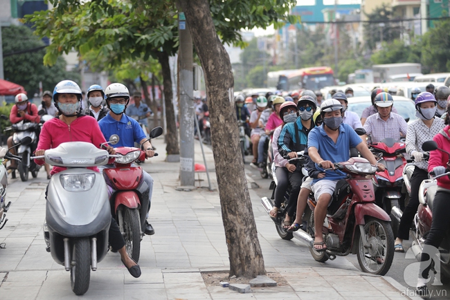 Sài Gòn ngày cận Tết kẹt xe bất chấp giờ giấc, người dân sợ hãi khi ra đường - Ảnh 12.