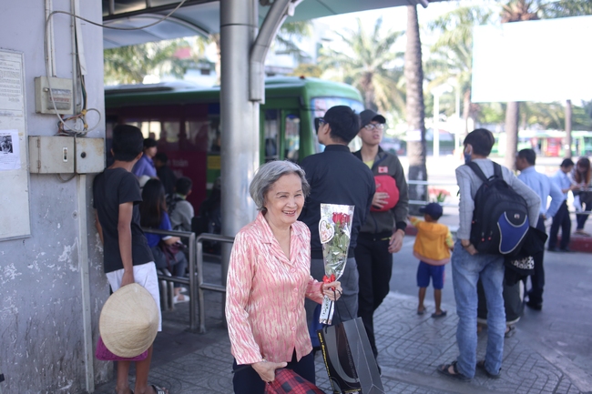Ngày 8/3 ở Sài Gòn: Chị em đi xe buýt là được tặng hoa và cả những nụ cười dễ thương thế này - Ảnh 10.