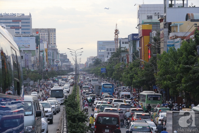 Sài Gòn ngày cận Tết kẹt xe bất chấp giờ giấc, người dân sợ hãi khi ra đường - Ảnh 9.