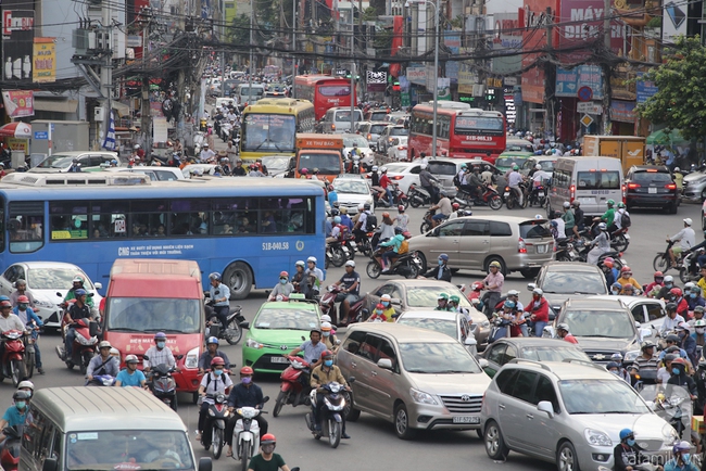 Sài Gòn ngày cận Tết kẹt xe bất chấp giờ giấc, người dân sợ hãi khi ra đường - Ảnh 10.