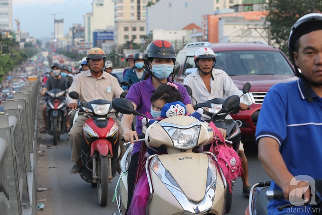 Sài Gòn ngày cận Tết kẹt xe bất chấp giờ giấc, người dân sợ hãi khi ra đường - Ảnh 8.