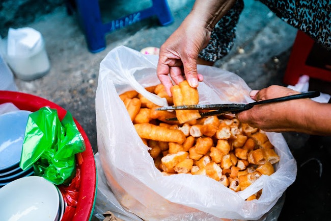 Giữa phố đồ ăn Tây hiện đại đông đúc, vẫn tồn tại một hàng cháo ruốc truyền thống cực ngon - Ảnh 9.