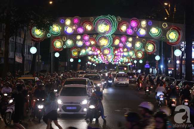 Sài Gòn ngày cận Tết kẹt xe bất chấp giờ giấc, người dân sợ hãi khi ra đường - Ảnh 7.