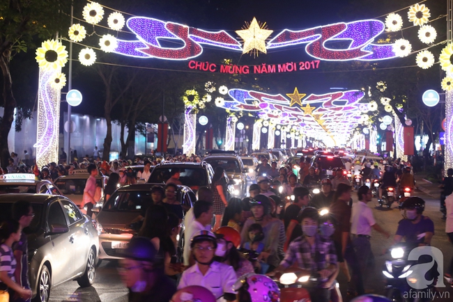 Sài Gòn ngày cận Tết kẹt xe bất chấp giờ giấc, người dân sợ hãi khi ra đường - Ảnh 6.
