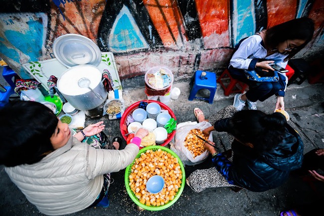 Giữa phố đồ ăn Tây hiện đại đông đúc, vẫn tồn tại một hàng cháo ruốc truyền thống cực ngon - Ảnh 6.