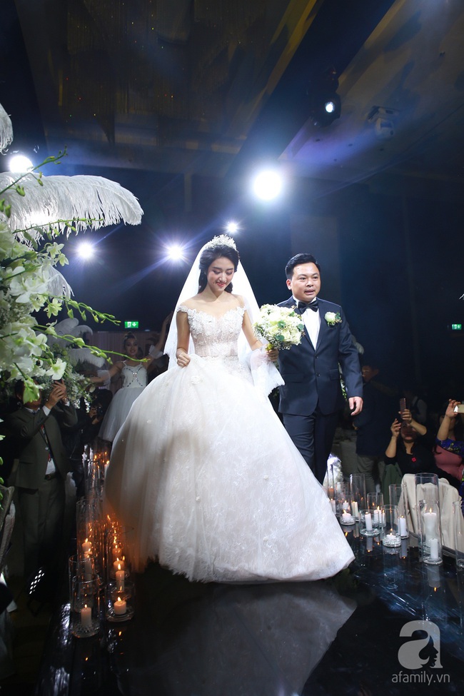 Choáng ngợp trước tiệc cưới 1000 khách mời của Hoa hậu Thu Ngân - Ảnh 6.