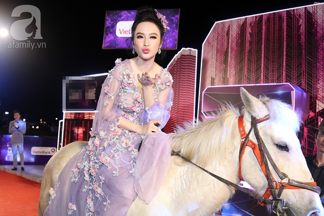 Angela Phương Trinh nổi bật cưỡi ngựa trắng trên thảm đỏ - Ảnh 1.