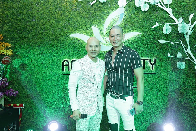 Phan Đinh T&ugrave;ng khiến vợ hạnh ph&uacute;c với m&oacute;n qu&agrave; đặc biệt sau 5 năm chung sống - Ảnh 11.