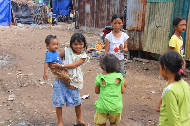 Những đứa trẻ sống trong khu ổ chuột ở Sài Gòn: Chú cho tụi con tiền đi học nha chú - Ảnh 13.