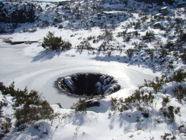 Sự thật về cái hố bí ẩn, đẹp ngoạn mục giữa hồ nước lớn - Ảnh 2.