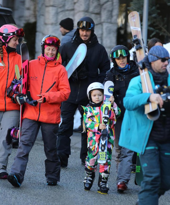 Harper cùng bố mẹ và các anh trai đi trượt tuyết tại resort hạng sang - Ảnh 1.