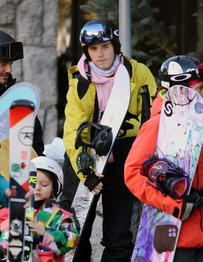 Harper cùng bố mẹ và các anh trai đi trượt tuyết tại resort hạng sang - Ảnh 2.