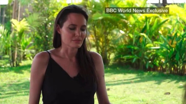 Angelina Jolie xúc động khi lần đầu nói về chuyện chia tay Brad Pitt - Ảnh 1.