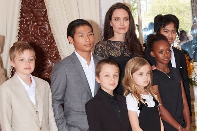 Angelina Jolie xúc động khi lần đầu nói về chuyện chia tay Brad Pitt - Ảnh 3.
