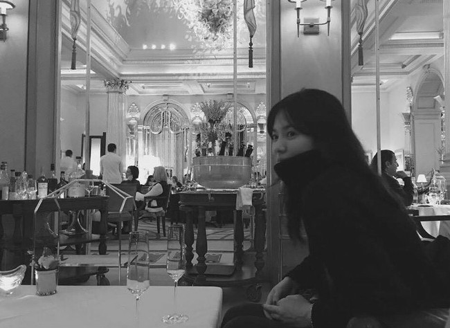 Song Hye Kyo lộ vai trần xinh đẹp xuất hiện ở thủ đô London - Ảnh 4.